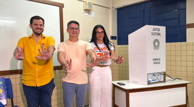 David Almeida vota em Manaus, critica interior e mira 2º turno no Amazonas